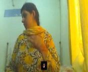 Lahori housewife Saba showing big boobs on webcam from pakistan lahore sex mms