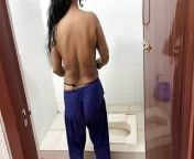 I see my stepaunty taking bath alone in the bathroom, I hugged her and started fucking in the bathroom from desi sister ki panty bath