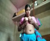 Desi Village wife hot vlog video new 2024 from desi village vlog goldi बोरिया wash किया हाथ