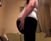 Femme enceinte de triple exhibe son enorme ventre ! from vídeos dança do ventre