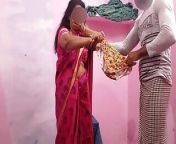 Aunty was bending down and reading something and I was playing with her panties behind her and she saw that I had sex with her. from tamil sex videos new bending girl honeymoon pg full video download