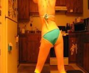 Go-go Dancing in Green Bikini from bombou na rede sexy youtuber